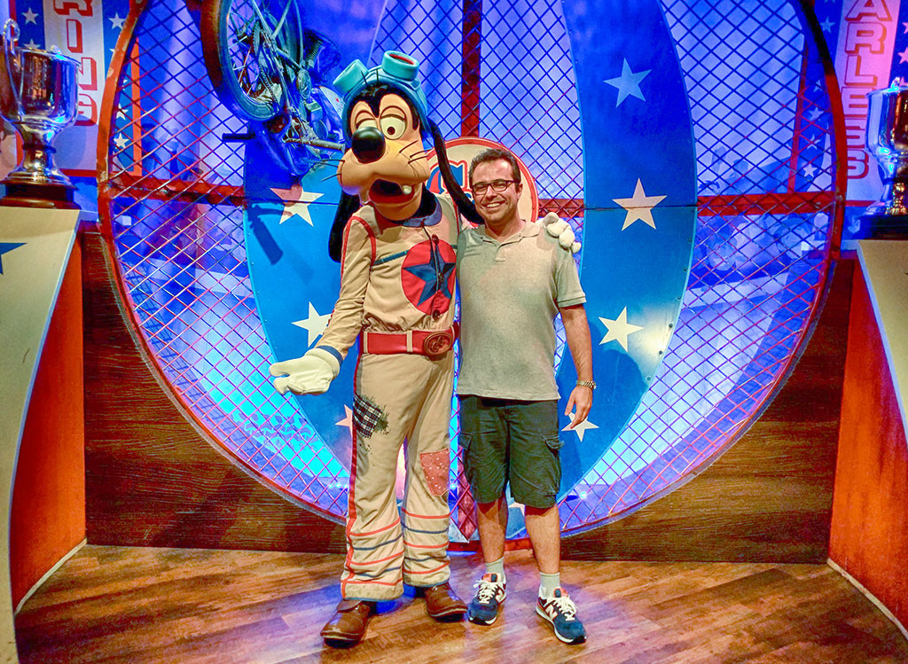 Meet & Greet com o Pateta na versão The Great Goofini no Storybook Circus