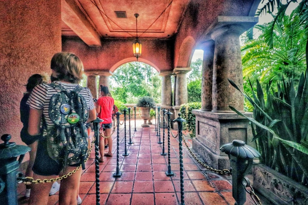 Mochina nas costas na fila da atração The Twilight Zone Tower of Terror, no parque Disney's Hollywood Studios