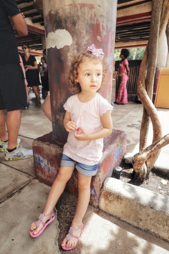 Criança pequena no Animal Kingdom durante viagem em família para a Disney Orlando