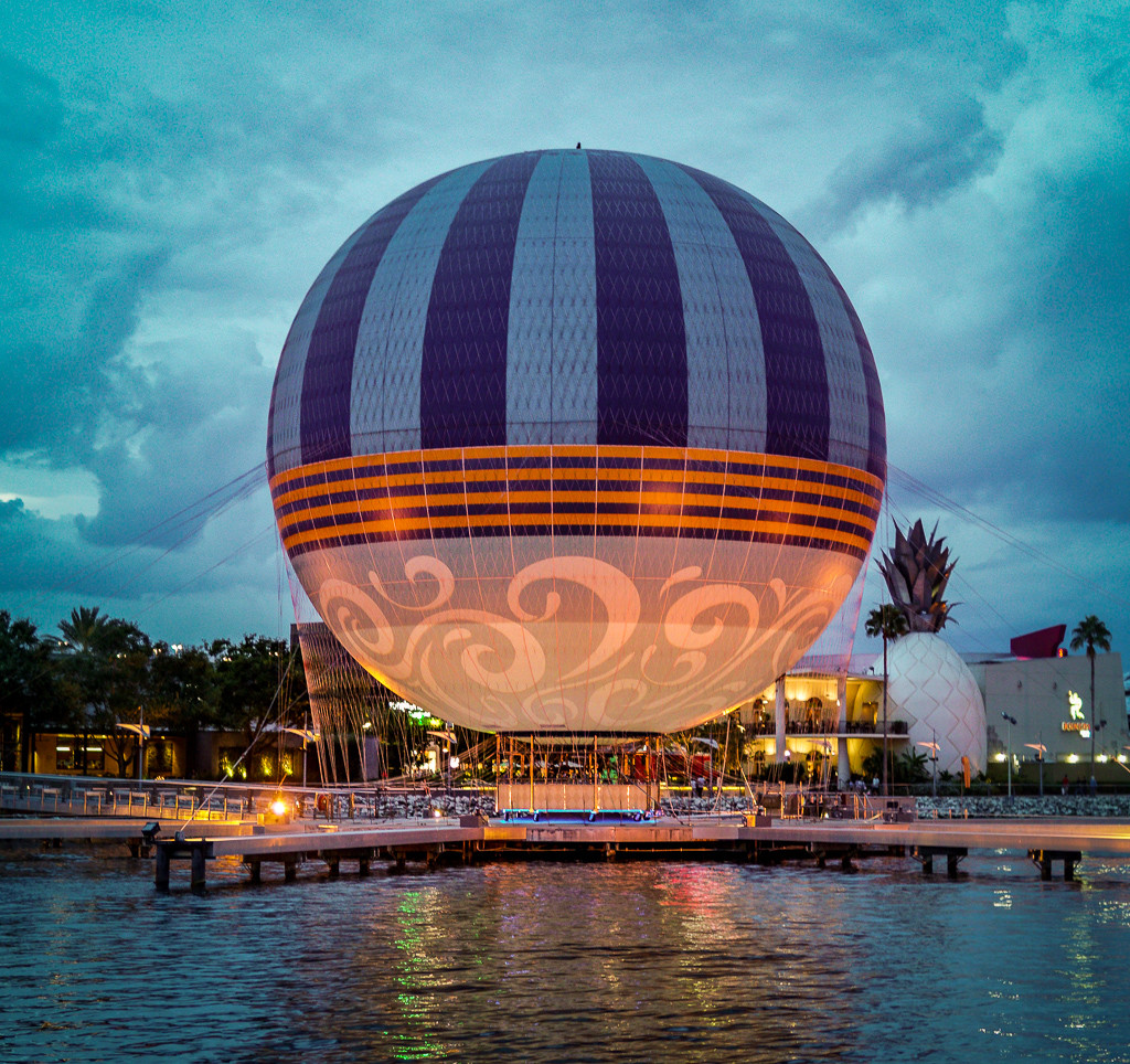 O balão ancorado em Disney Springs