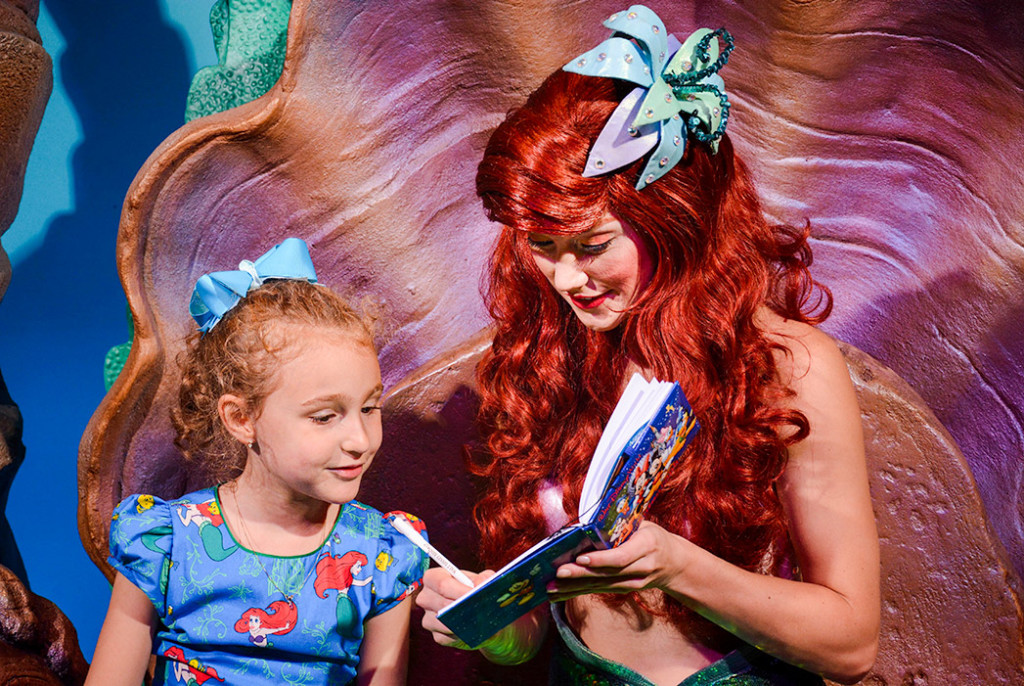Ariel assinando o livro de autógrafos da Martina