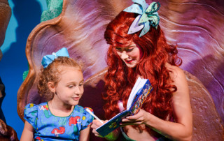 Ariel assinando o livro de autógrafos da Martina