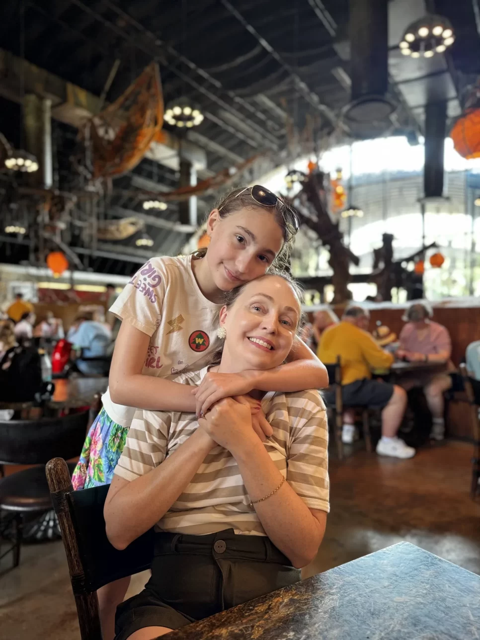 Interior do Satu'li Canteen com decoração bioluminescente Na'vi em Pandora, Animal Kingdom