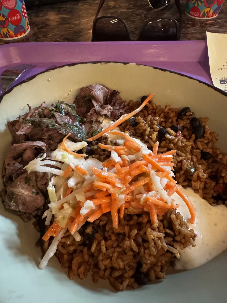 Bowl de carne assada com arroz e chimichurri no Satu'li Canteen, melhor quick service do Animal Kingdom